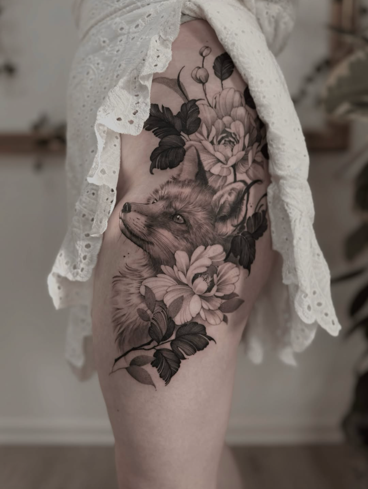 Fuchs zwischen Blüten · Oberarm · Tattoo von Annlie, Velvet Line Karlsruhe